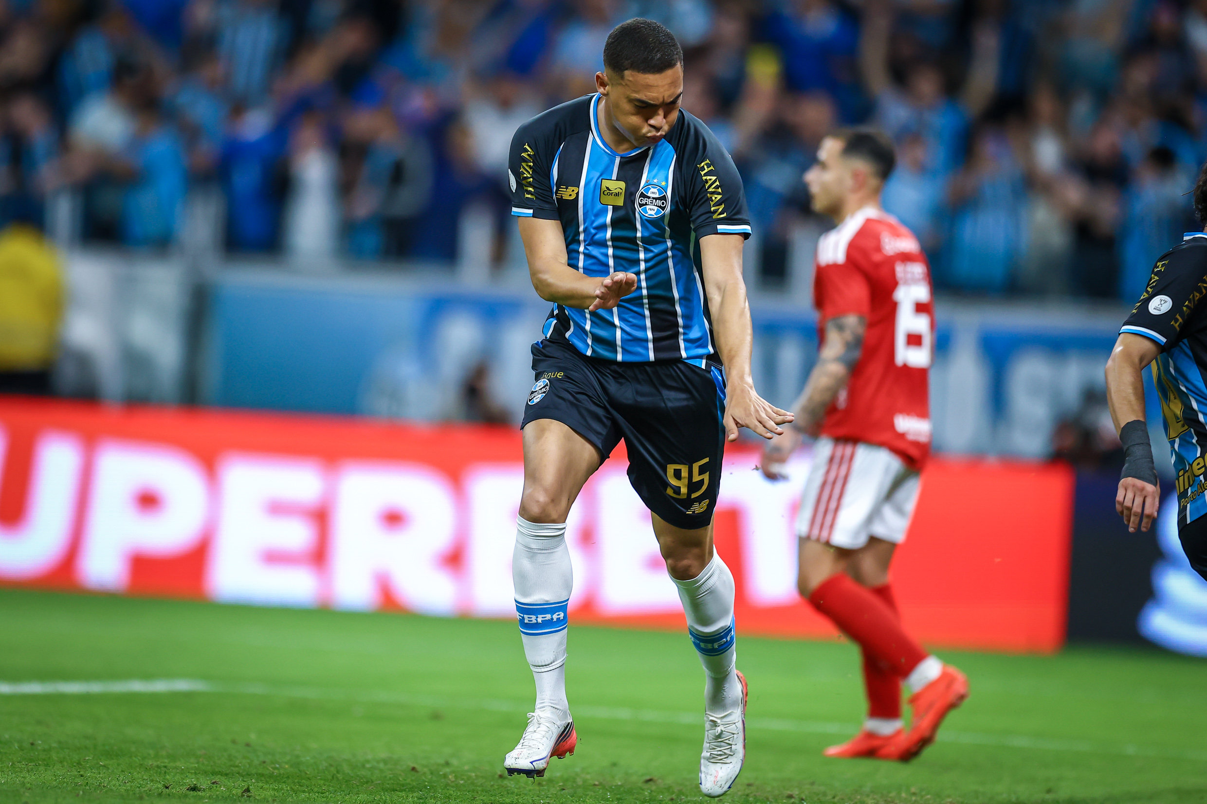 Grêmio bate rival e está na semifinal da Copa do Brasil