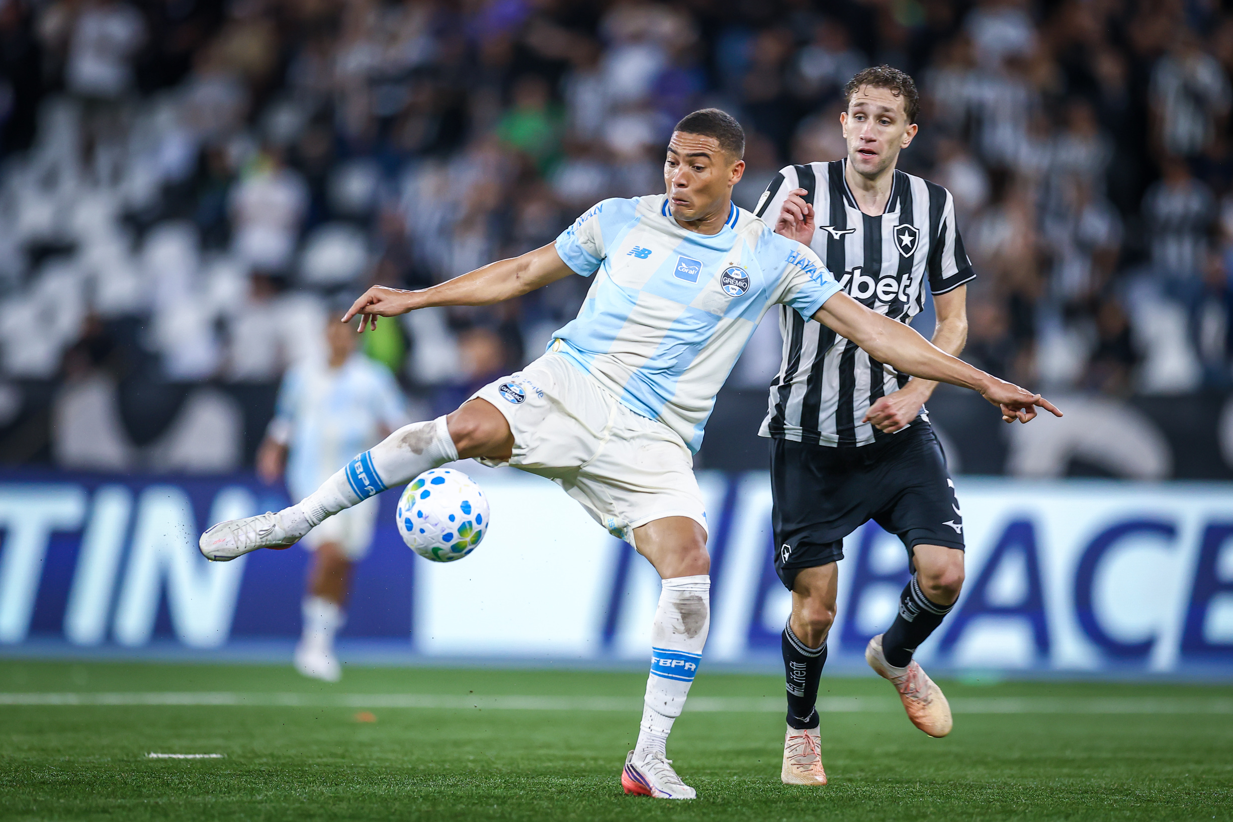 Com prejuízo de arbitragem, Grêmio é superado no Rio