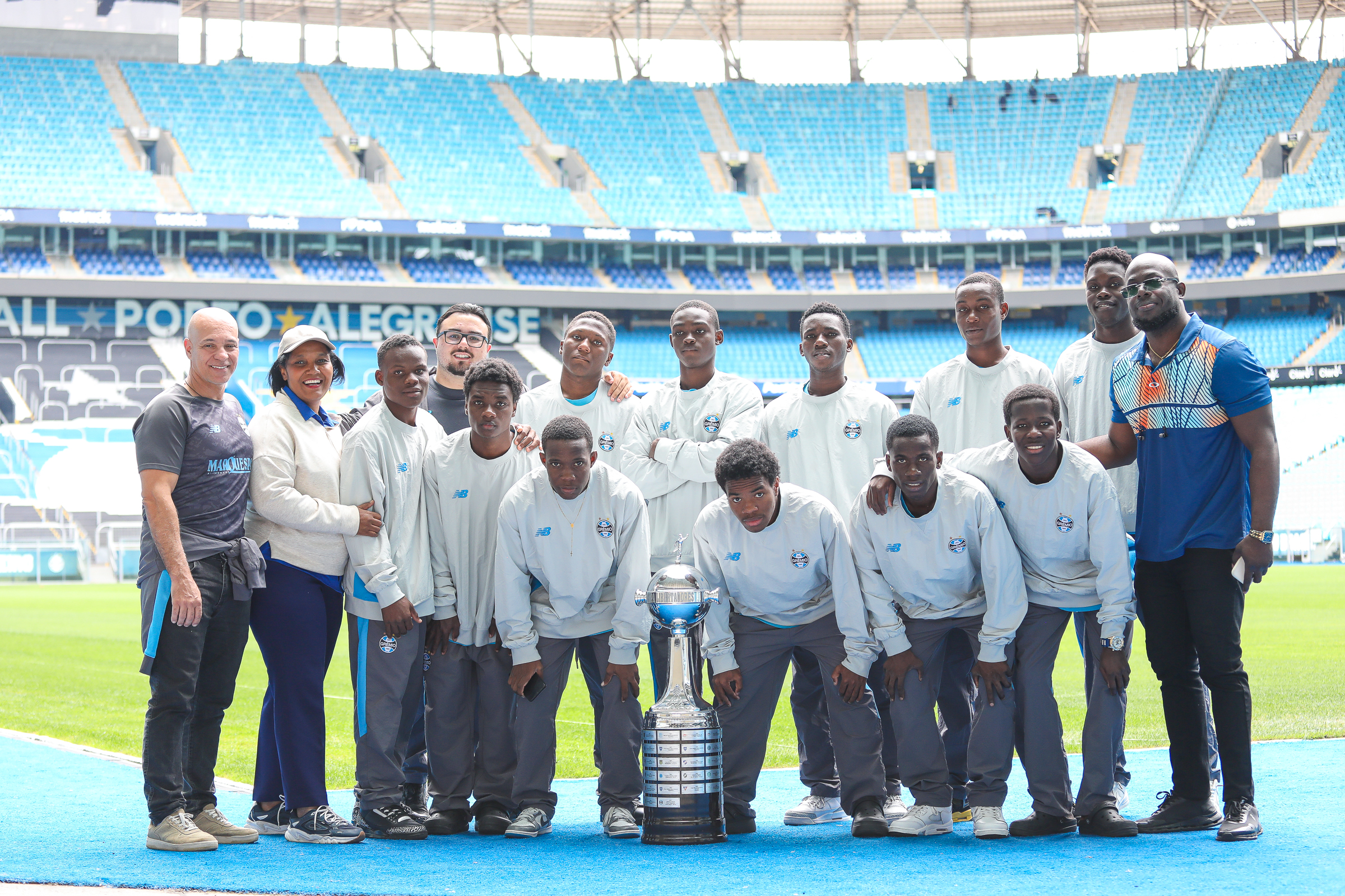 Atletas haitianos conhecem a Arena do Grêmio