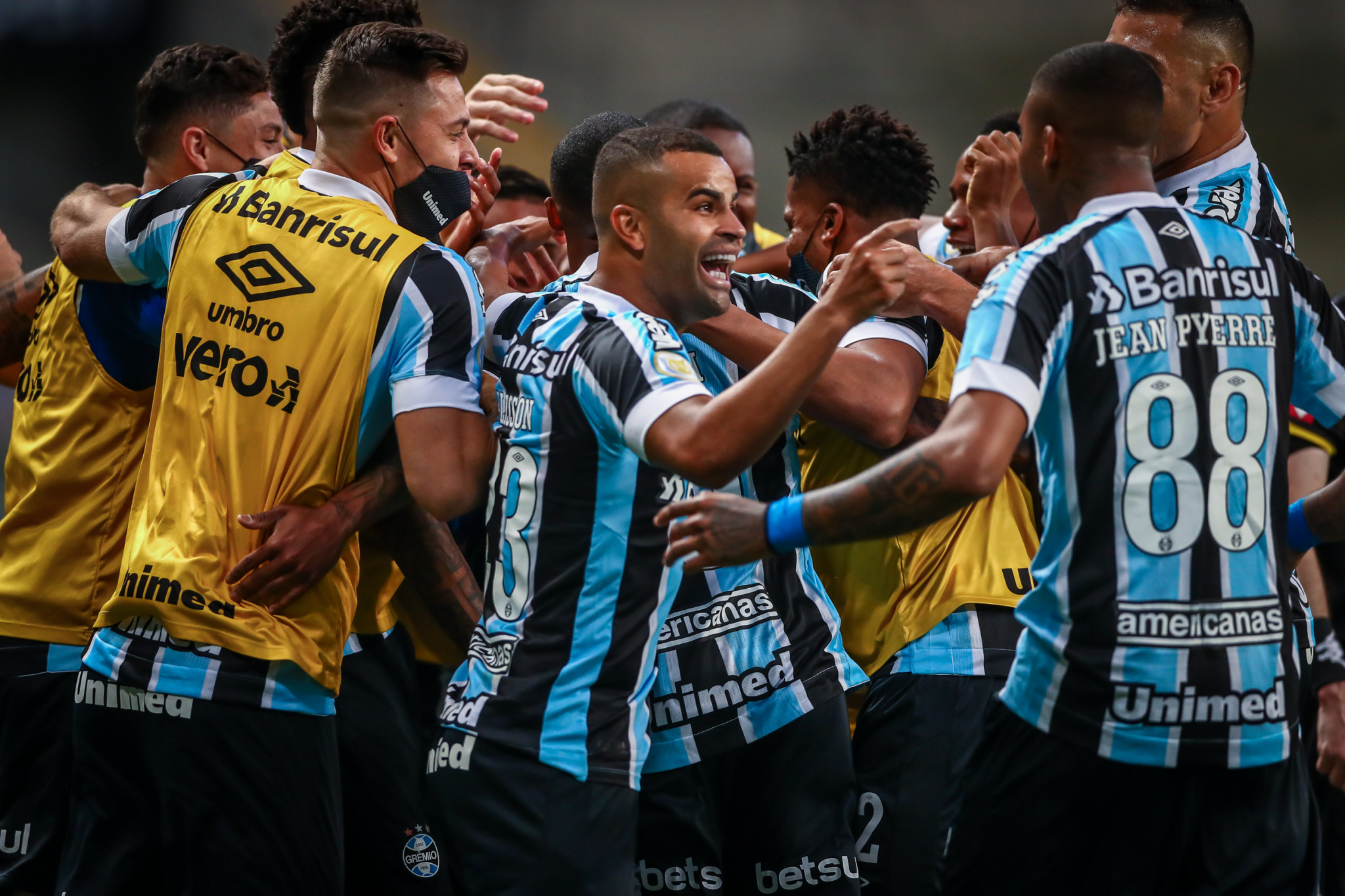 Com gols de Douglas Costa, Diego Souza e Villasanti, Grêmio supera o  Juventude e volta a vencer no Brasileirão