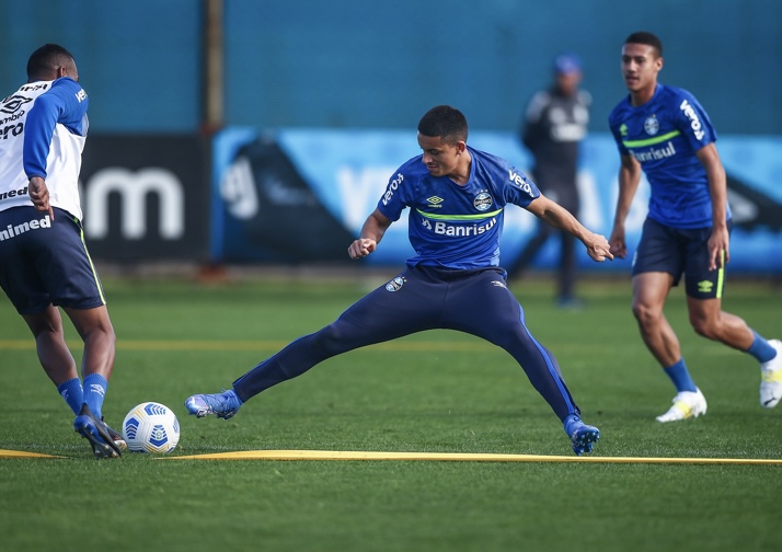 Grêmio treina e viaja à tarde para São Paulo