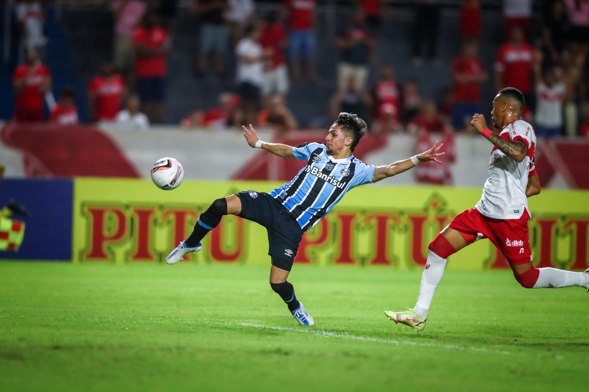 CSA sai na frente, mas deixa Grêmio empatar jogo no Rei Pelé 