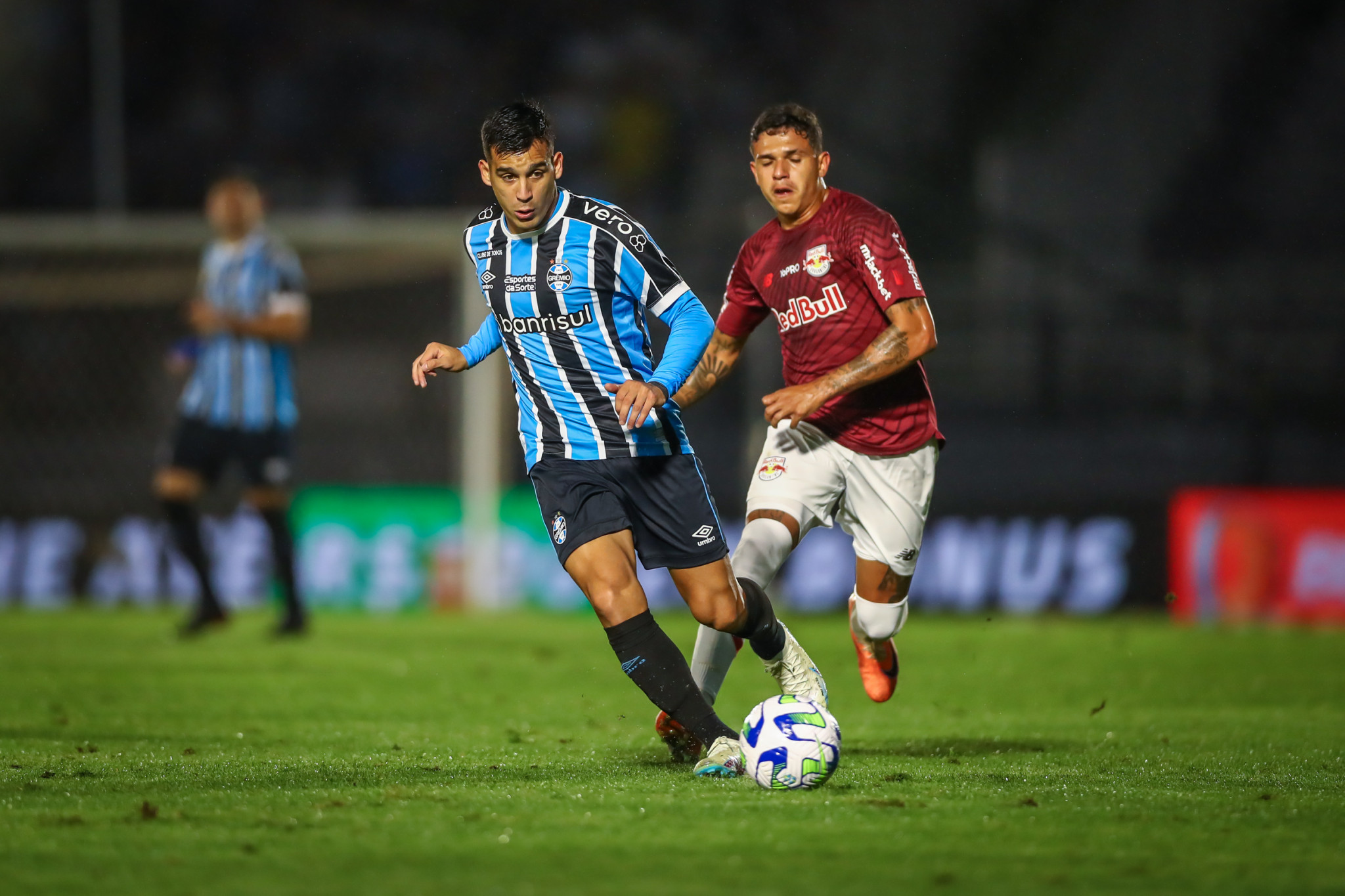 Aderlan of Bragantino competes for the ball with Bruno Henrique of