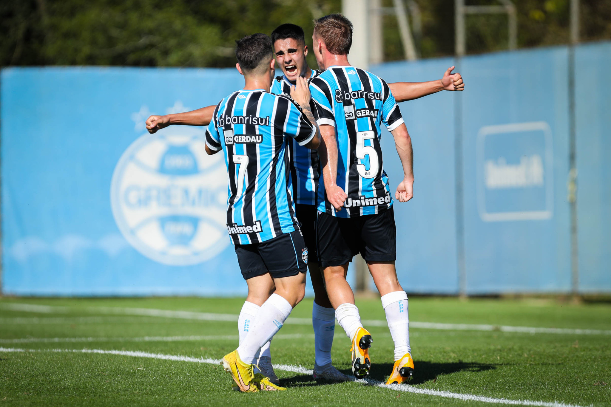 Grêmio encara o Galo em jogo de seis pontos - Radio Grenal