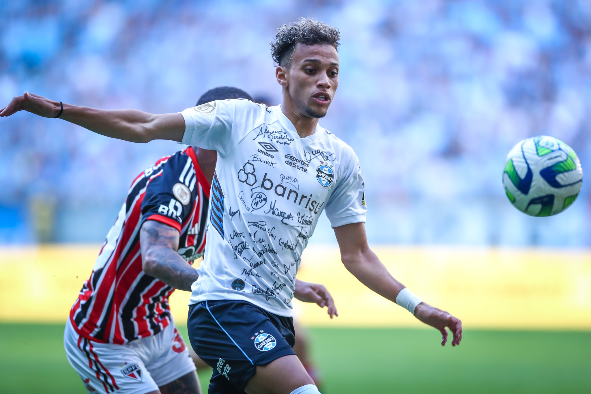 Grêmio anuncia novo patrocinador na camisa de jogo do profissional