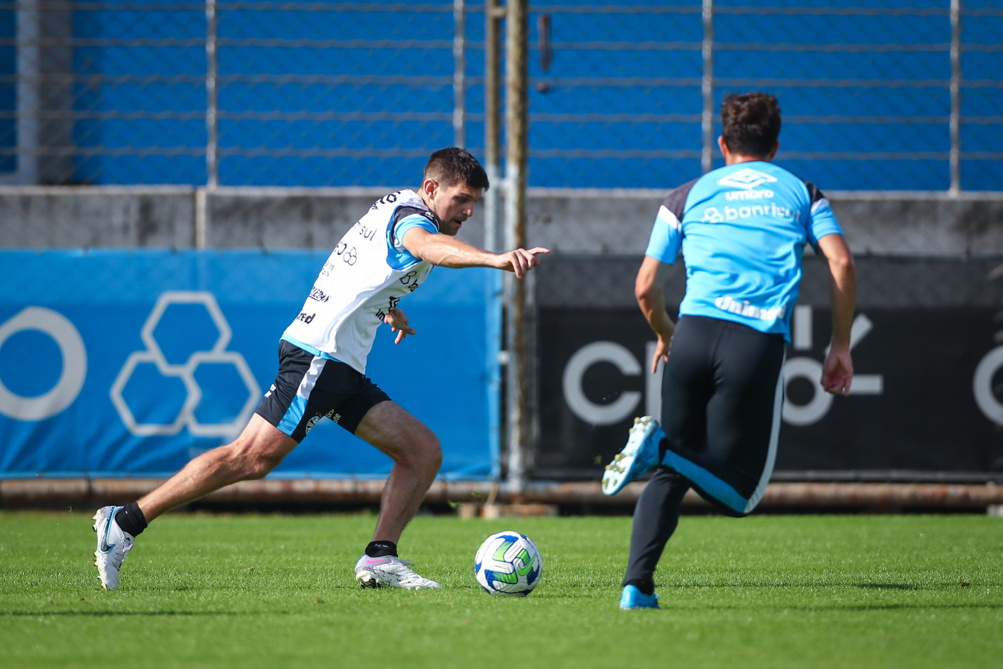 Coritiba encaminha contratação de atacante do Grêmio e trio do Maringá