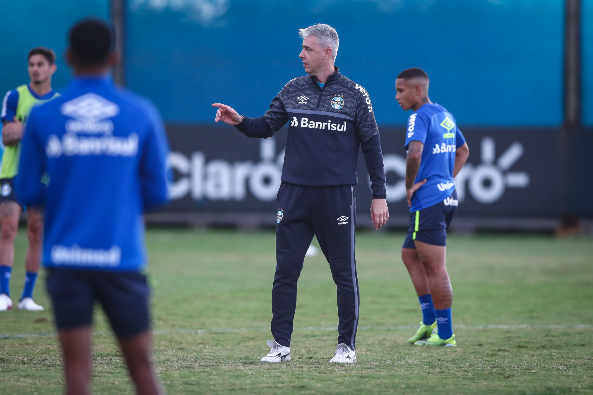 Grêmio treina e viaja à tarde para São Paulo