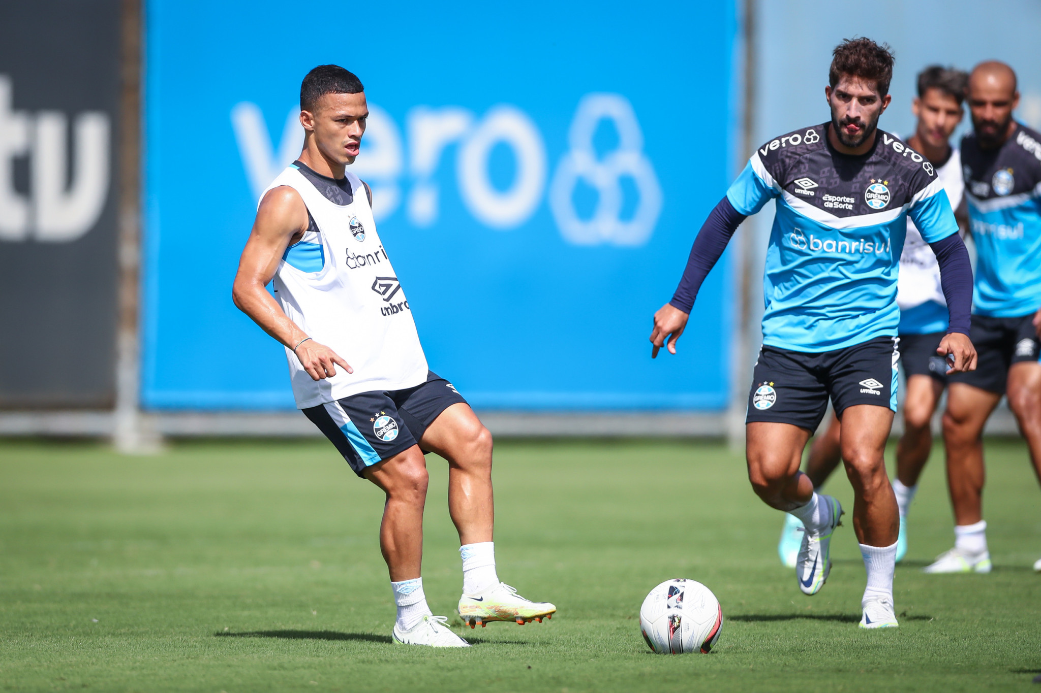 Grêmio treina e viaja à tarde para São Paulo