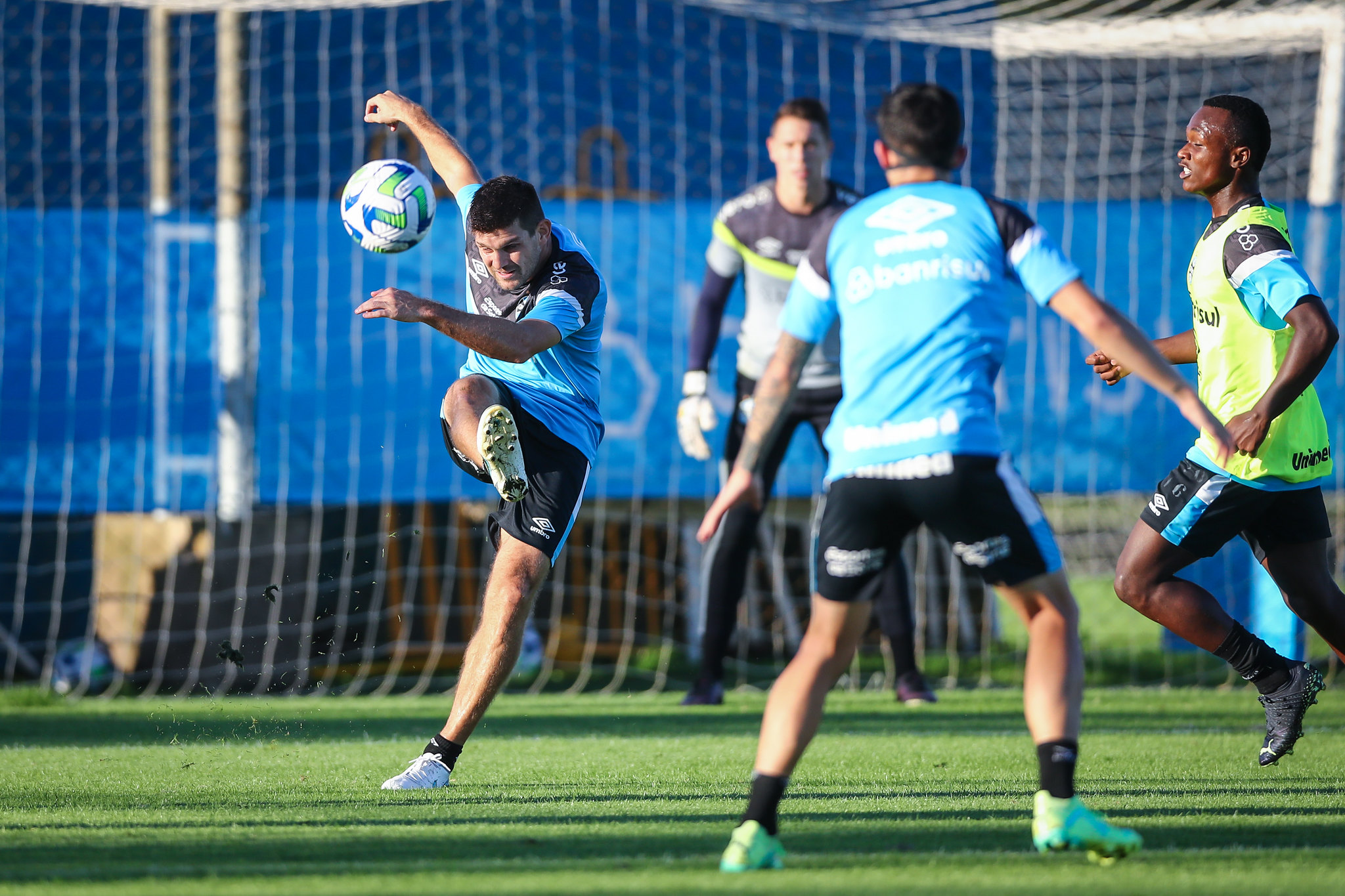 Grêmio treina e viaja à tarde para São Paulo