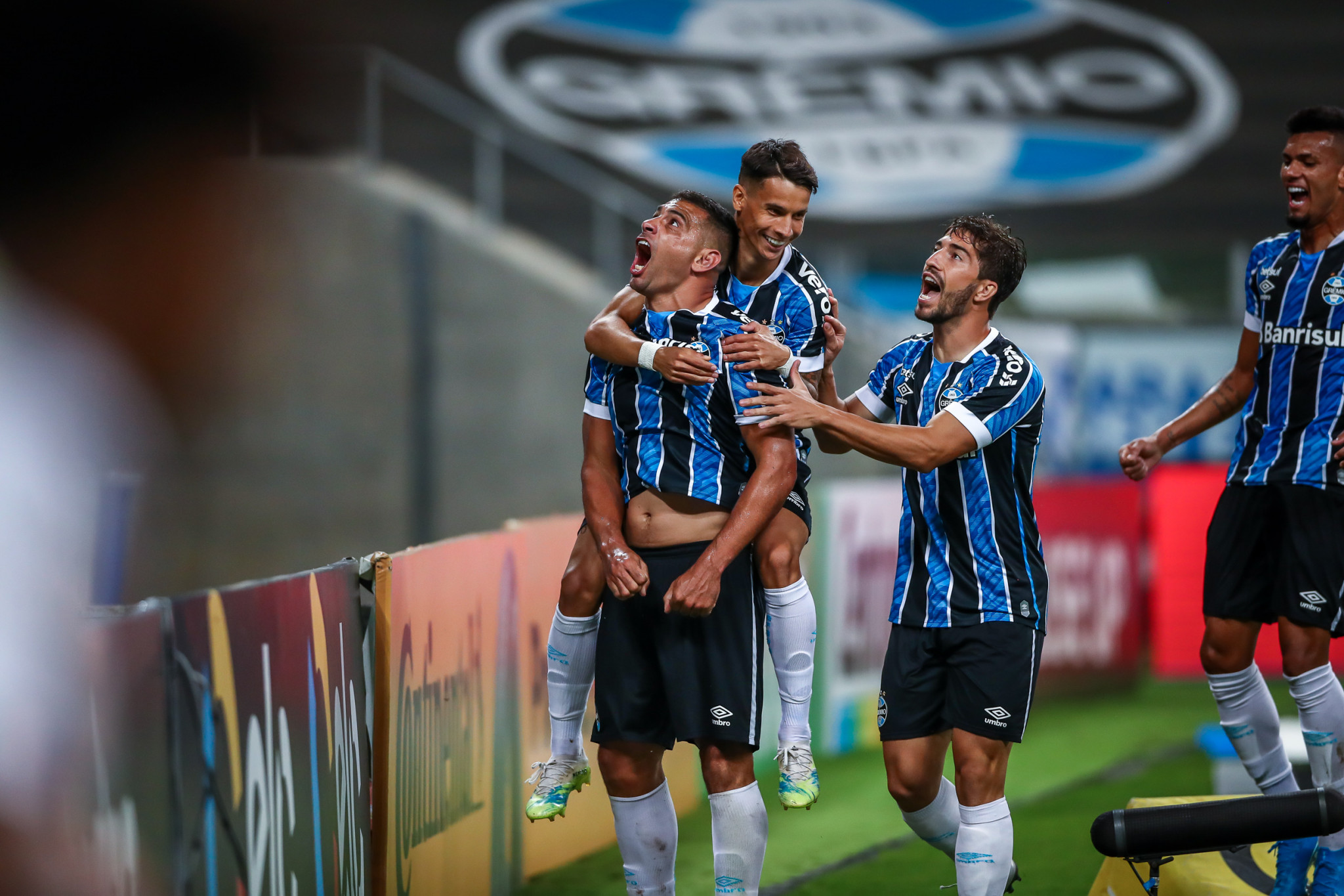 Grêmio vence o São Paulo e constrói vantagem para o jogo de volta