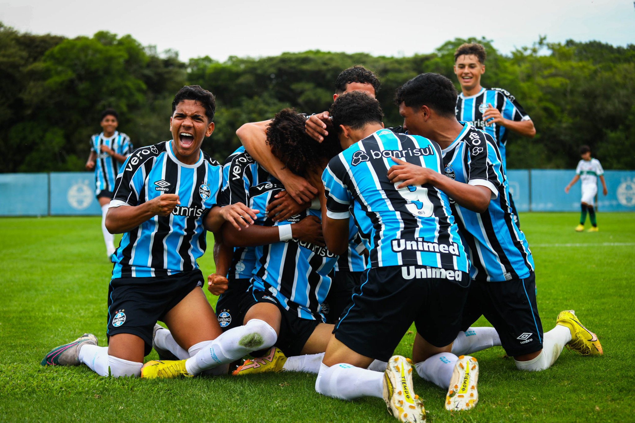 Grêmio vira sobre o Coritiba e vai para a final do Sul-Brasileiro
