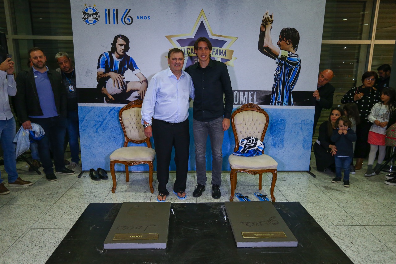 Loivo e Pedro Geromel deixam suas marcas na Calçada da Fama do Grêmio