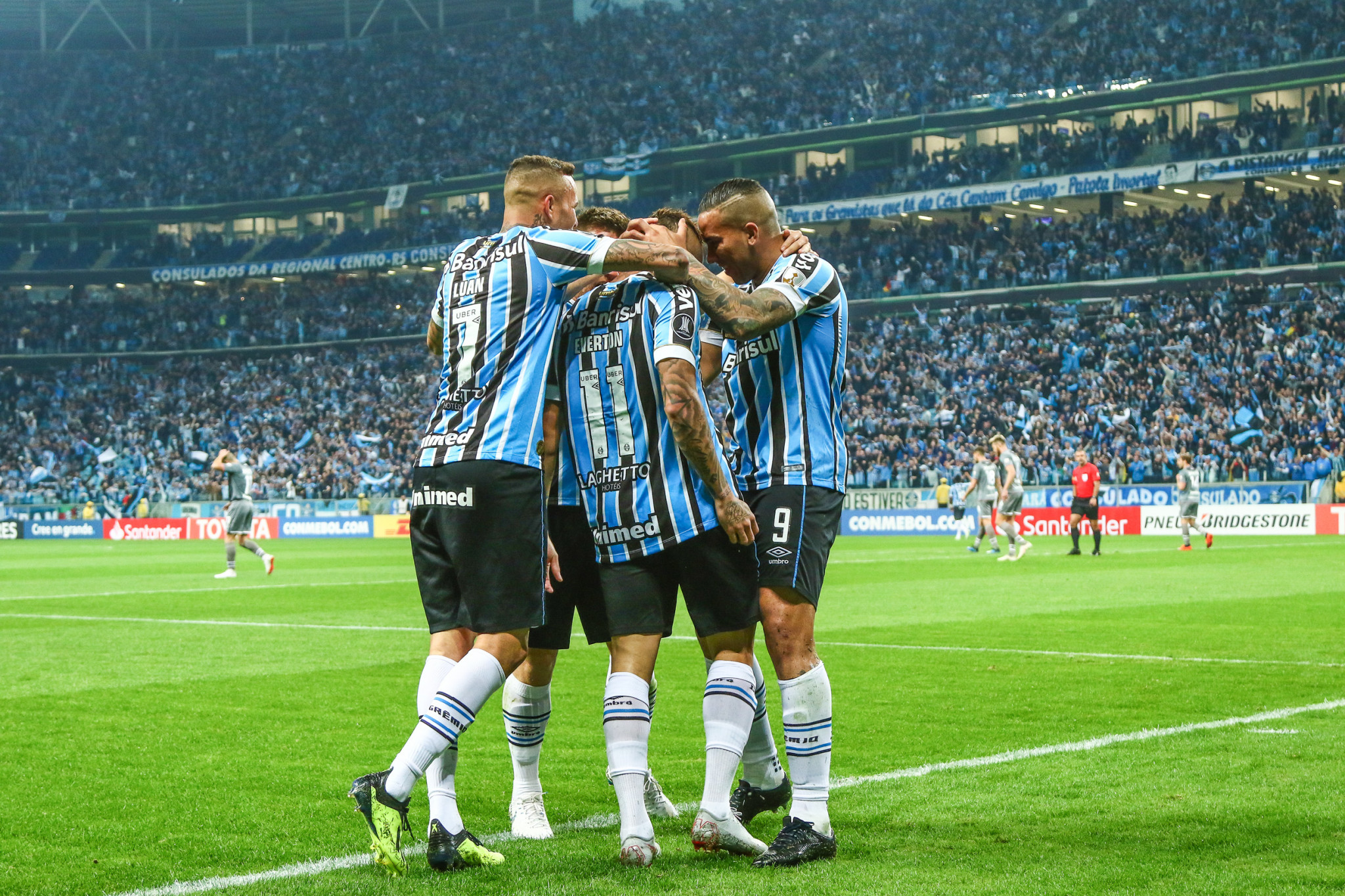 Na raça, nas penalidades, Grêmio vence o Estudiantes e ...