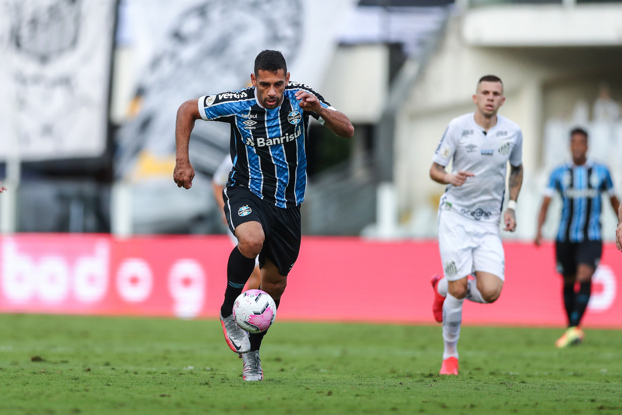 Botafogo busca o empate com o Santos na Vila Belmiro e fica 11