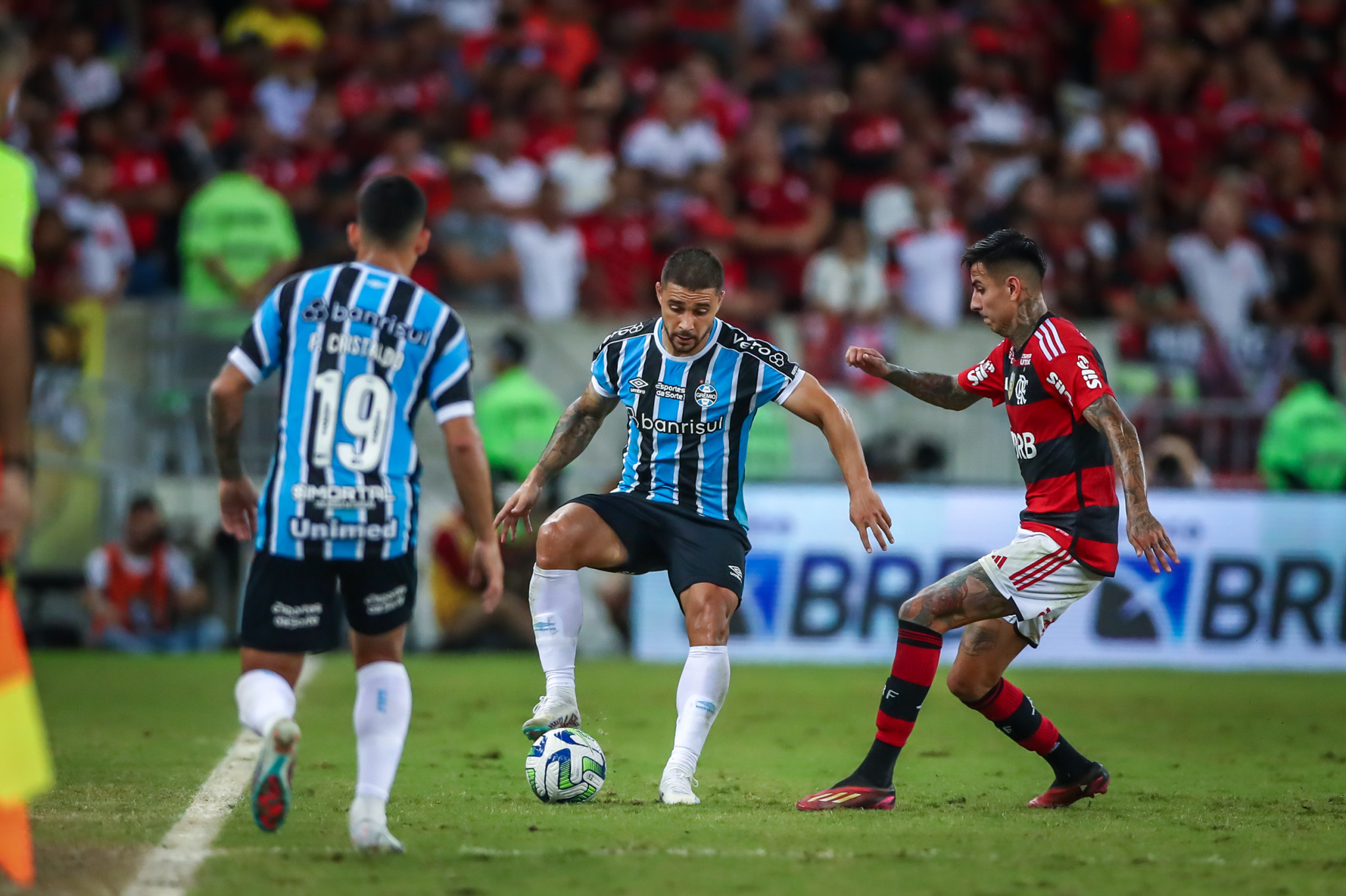 Antes do jogo do Flamengo, meio-campista rescinde com o Grêmio