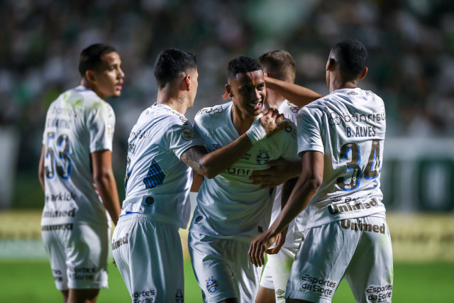 Goiás sofre gol nos acréscimos e empata com Grêmio na Serrinha