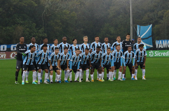 Grêmio finaliza preparativos e viaja para Curitiba