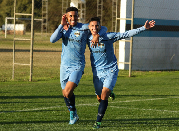 Em jogo de duas viradas, Grêmio e Bragantino empatam no Brasileirão