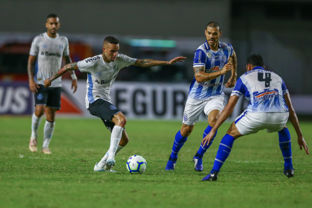 CSA sai na frente, mas deixa Grêmio empatar jogo no Rei Pelé 