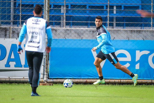 Grêmio finaliza preparativos e viaja para Curitiba