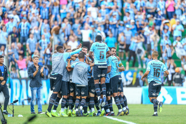 Grêmio goleia Internacional e tem vantagem para jogo de volta da