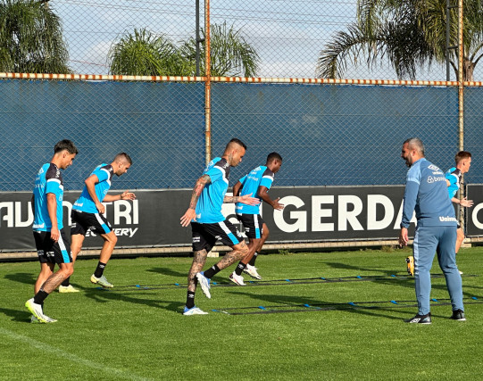 Grêmio treina e viaja à tarde para São Paulo