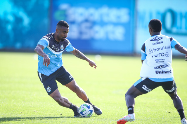 Grêmio treina e viaja à tarde para São Paulo