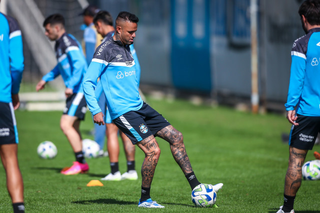 Grêmio treina e viaja à tarde para São Paulo