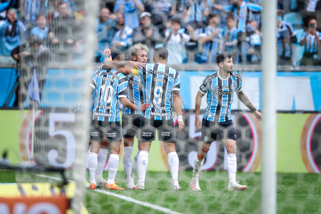 Grêmio vence São Paulo de virada e entra no G4 do Brasileirão