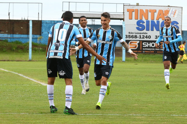 Grêmio finaliza preparativos e viaja para Curitiba